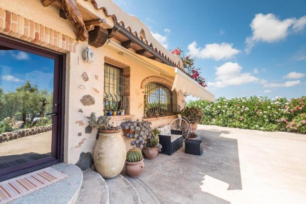 Villa Con Immenso Giardino オロゼーイ エクステリア 写真