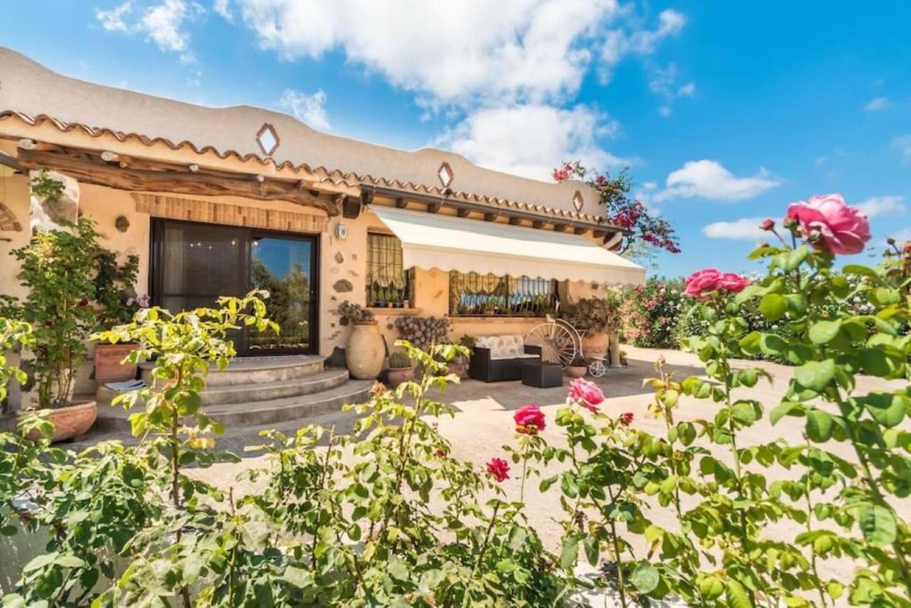 Villa Con Immenso Giardino オロゼーイ エクステリア 写真