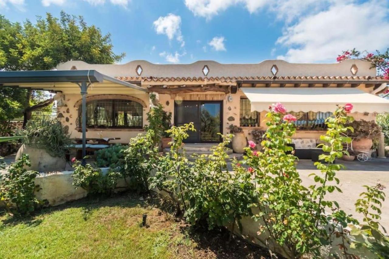 Villa Con Immenso Giardino オロゼーイ エクステリア 写真