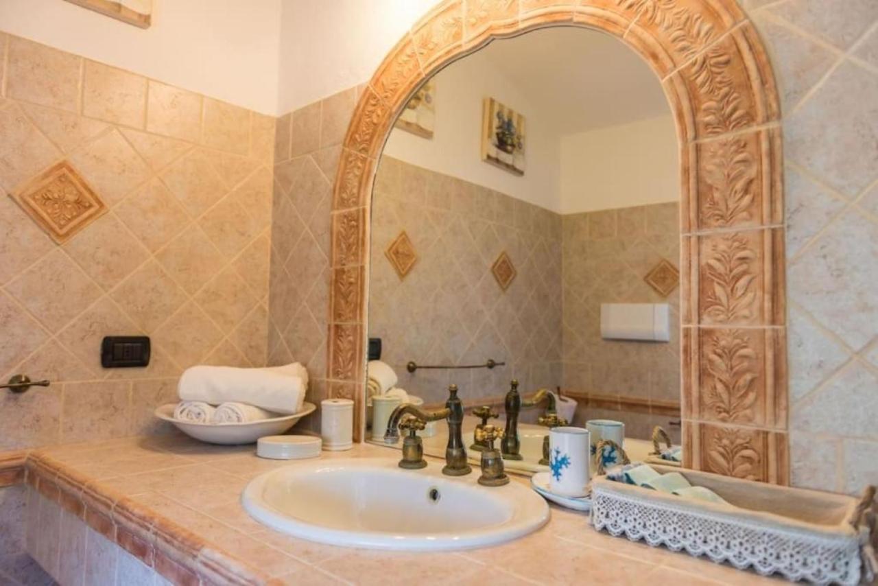 Villa Con Immenso Giardino オロゼーイ エクステリア 写真