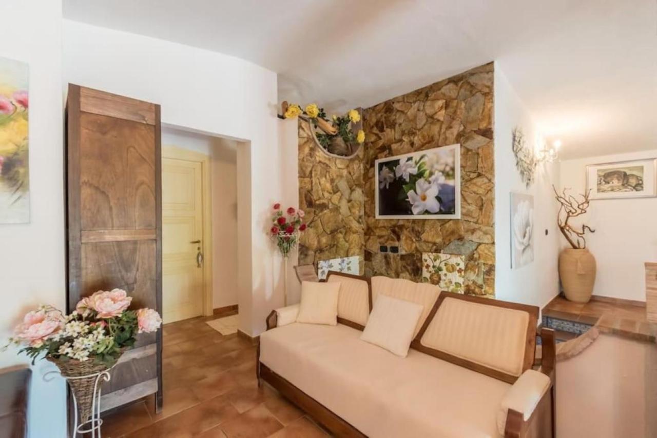 Villa Con Immenso Giardino オロゼーイ エクステリア 写真
